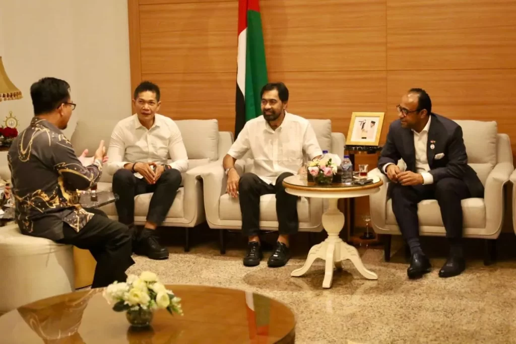 Aceh Governor Muzakir Manaf and the United Arab Emirates Ambassador to Indonesia Abdulla Salem Al-Dhaheri, during a meeting in Jakarta on Monday (April 27, 2026). /ANTARA/HO/Humas Pemprov Aceh.