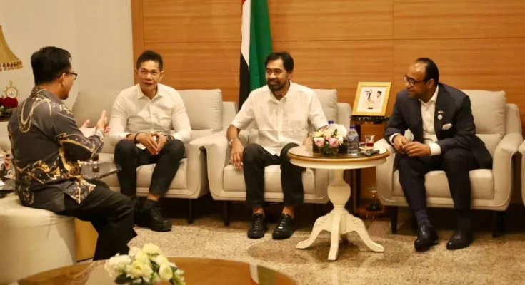 Aceh Governor Muzakir Manaf and the United Arab Emirates Ambassador to Indonesia Abdulla Salem Al-Dhaheri, during a meeting in Jakarta on Monday (April 27, 2026). /ANTARA/HO/Humas Pemprov Aceh.